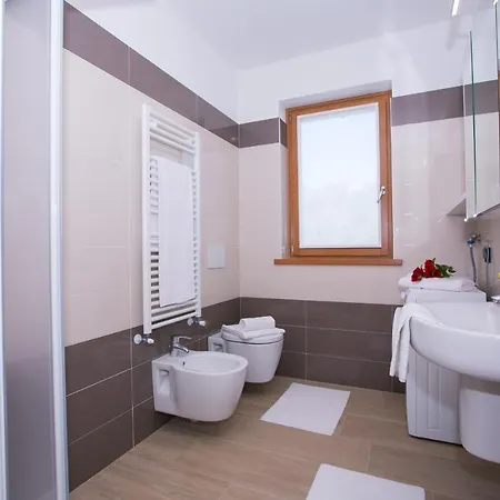 Sleeps 6 Pool Air Con *