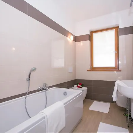 Sleeps 6 Pool Air Con *